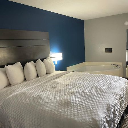 Clairmont Inn & Suites - Warren מראה חיצוני תמונה