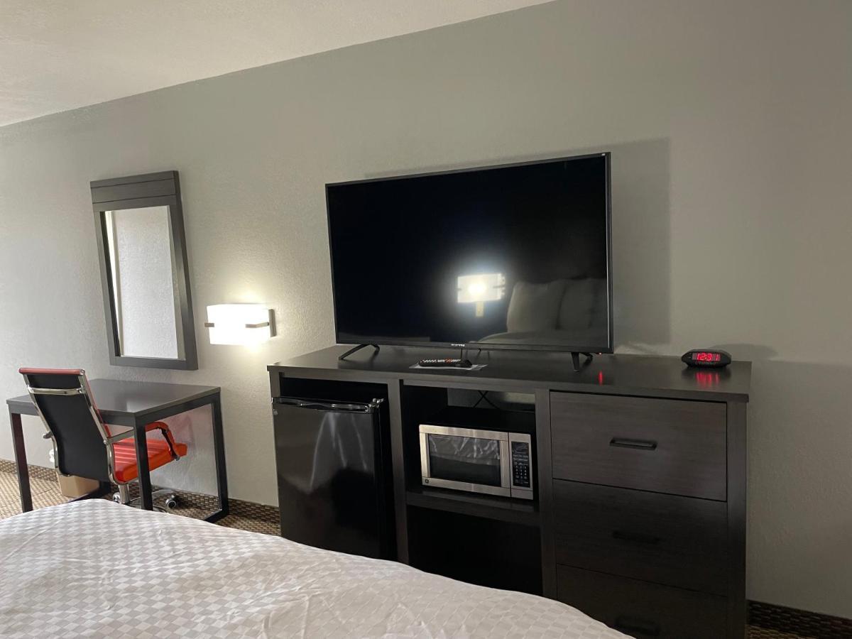 Clairmont Inn & Suites - Warren מראה חיצוני תמונה