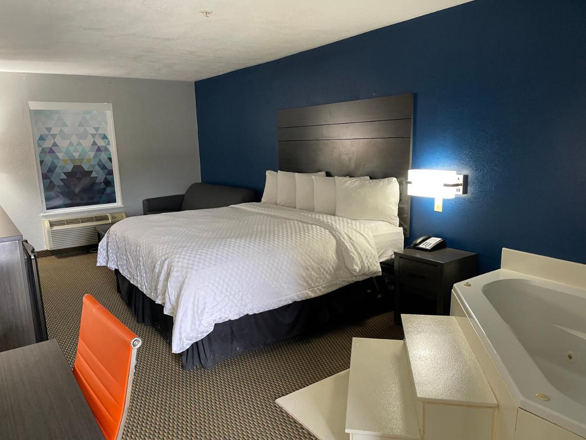 Clairmont Inn & Suites - Warren מראה חיצוני תמונה