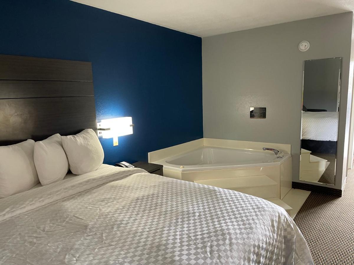 Clairmont Inn & Suites - Warren מראה חיצוני תמונה