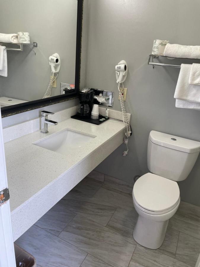Clairmont Inn & Suites - Warren מראה חיצוני תמונה