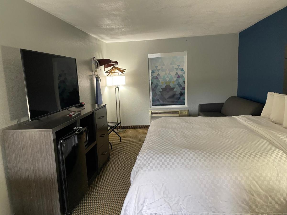 Clairmont Inn & Suites - Warren מראה חיצוני תמונה