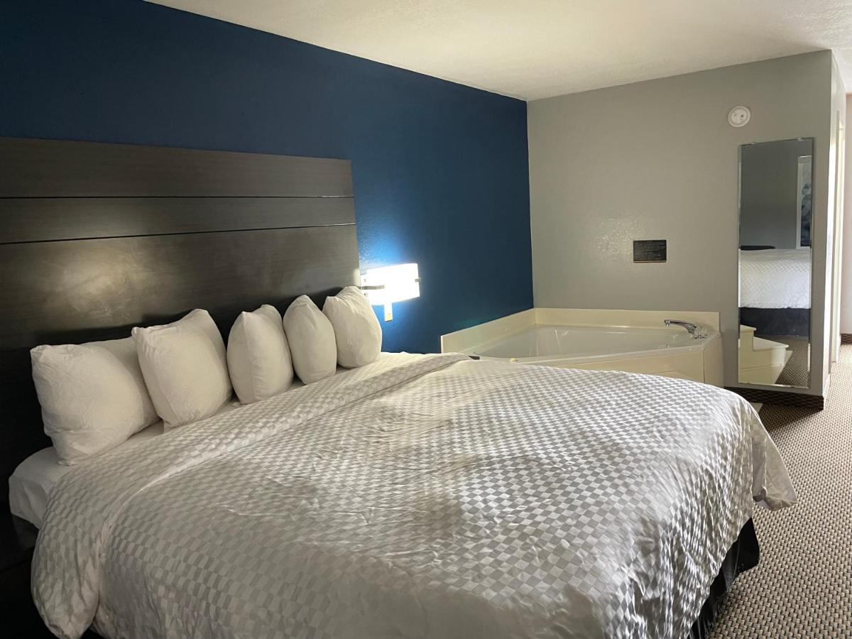 Clairmont Inn & Suites - Warren מראה חיצוני תמונה