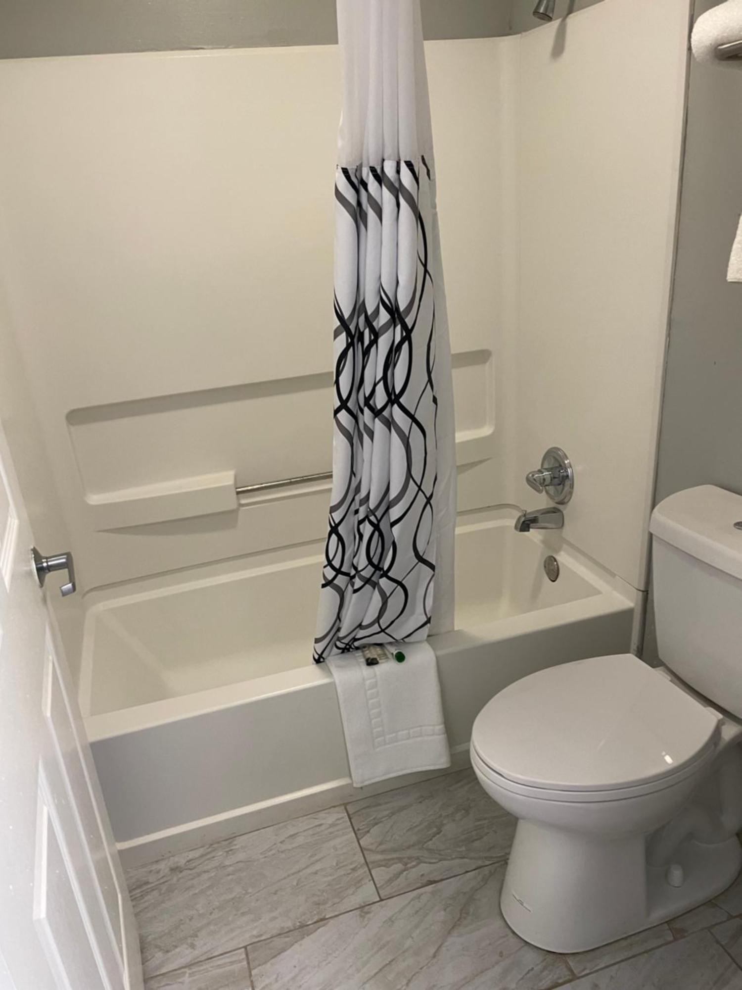 Clairmont Inn & Suites - Warren מראה חיצוני תמונה