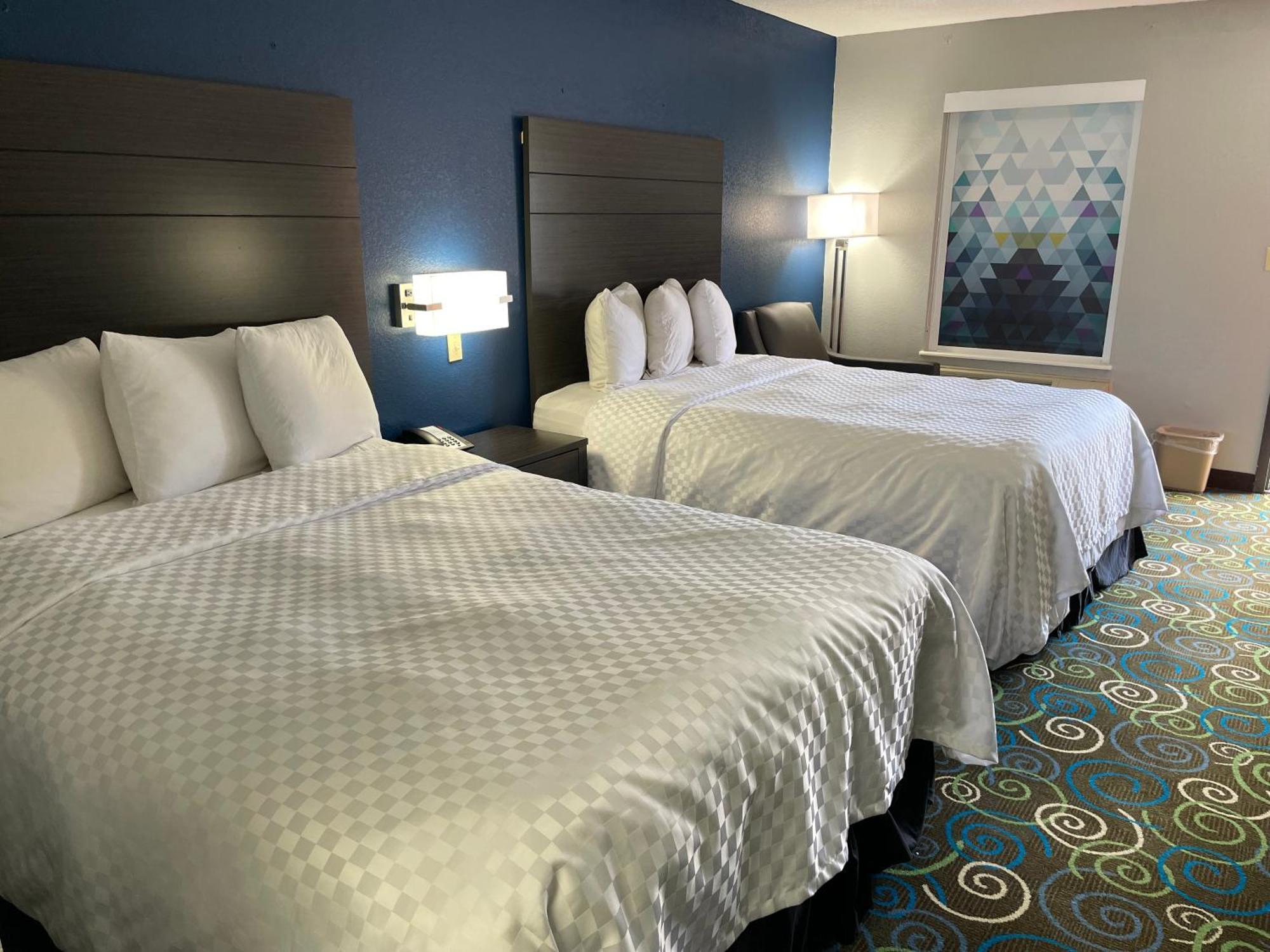 Clairmont Inn & Suites - Warren מראה חיצוני תמונה