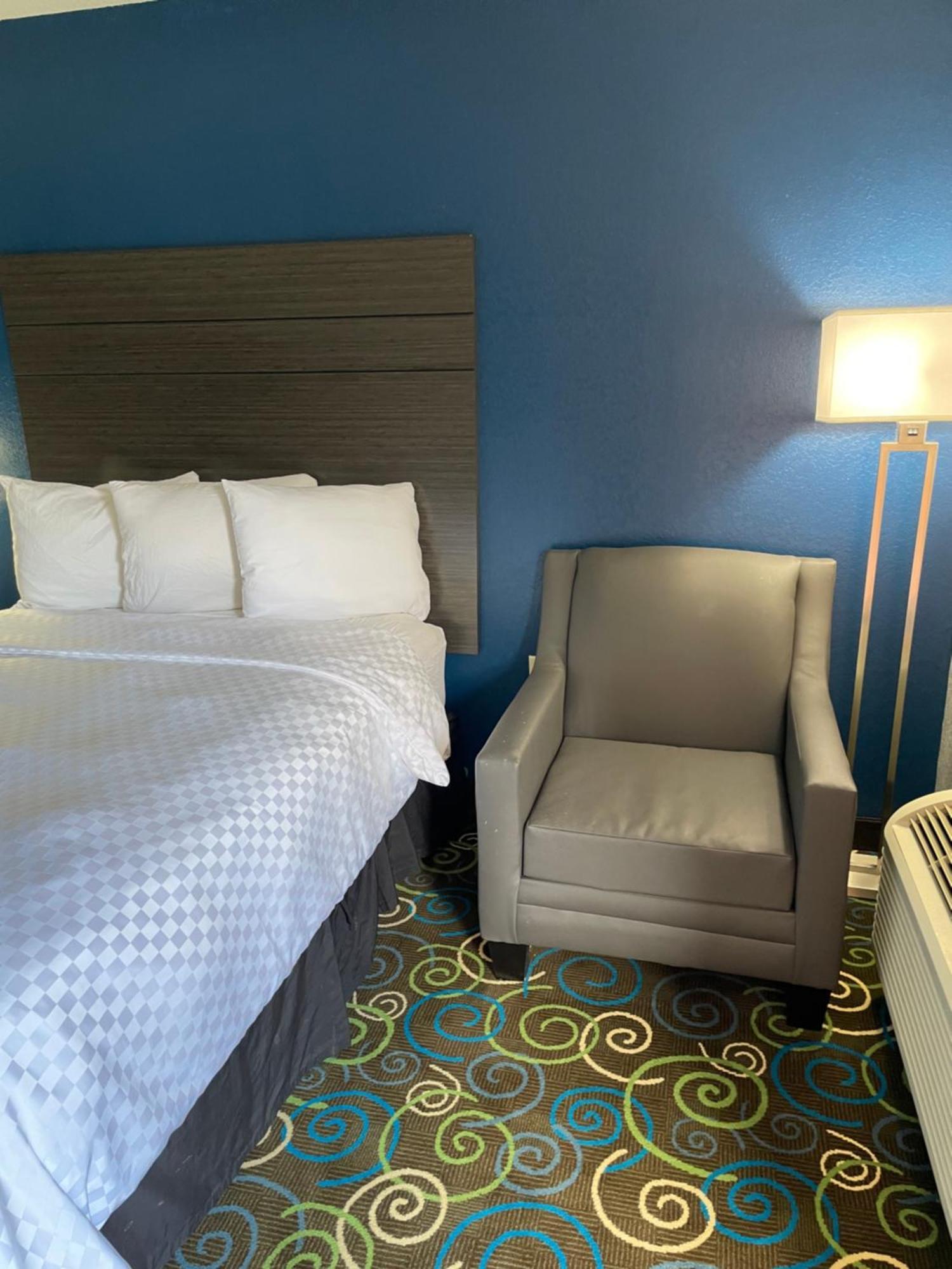 Clairmont Inn & Suites - Warren מראה חיצוני תמונה