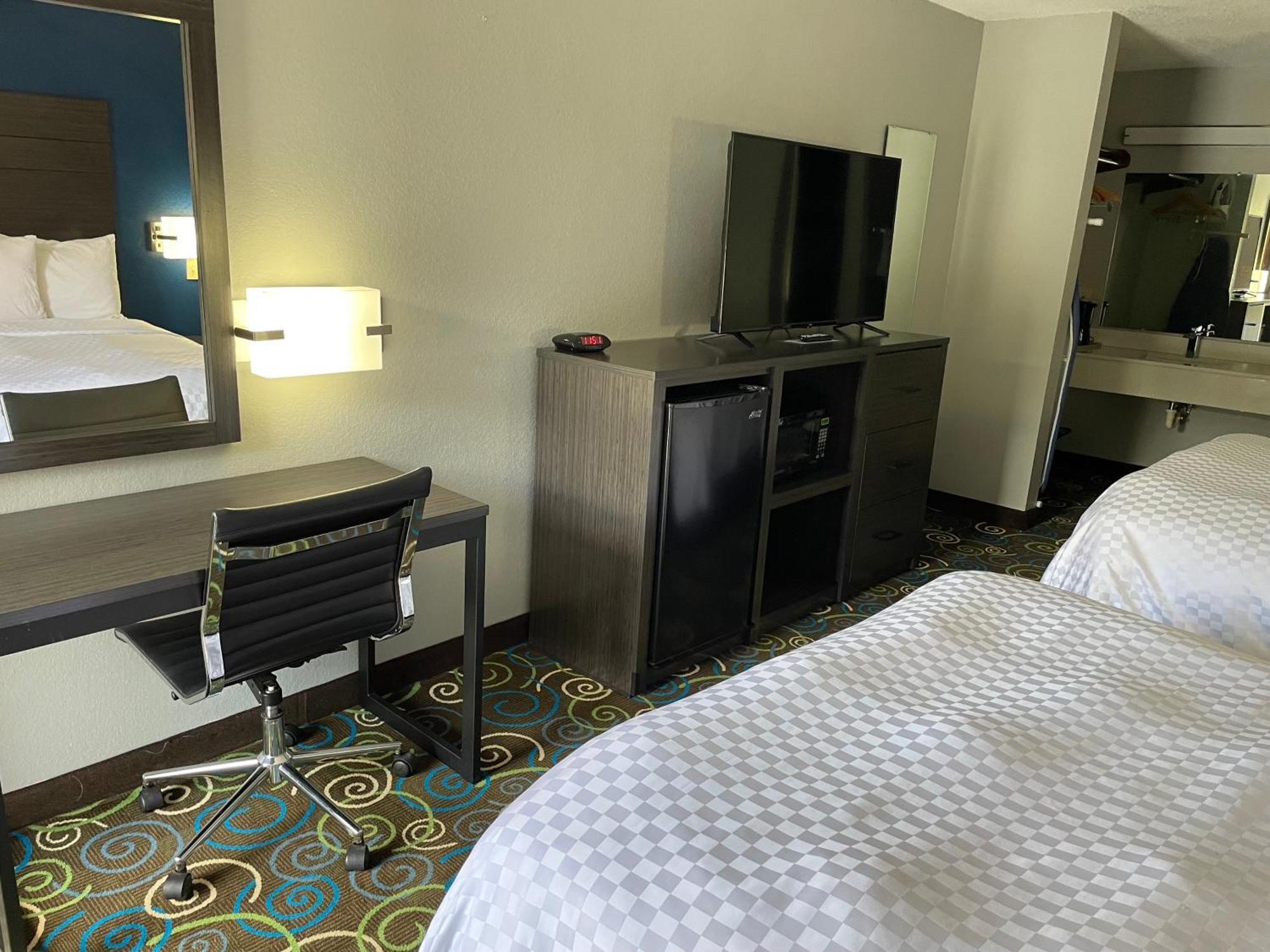 Clairmont Inn & Suites - Warren מראה חיצוני תמונה