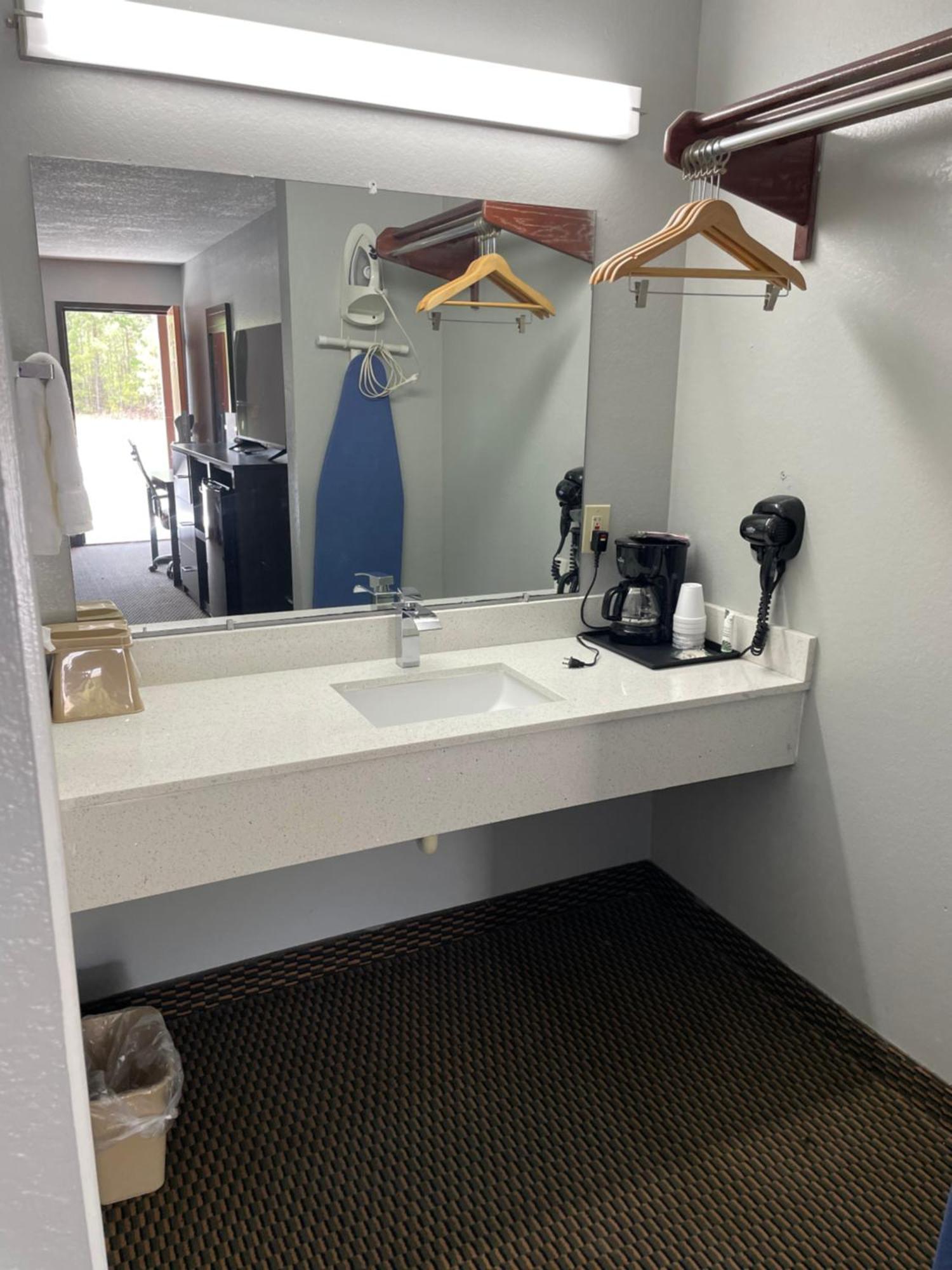 Clairmont Inn & Suites - Warren מראה חיצוני תמונה