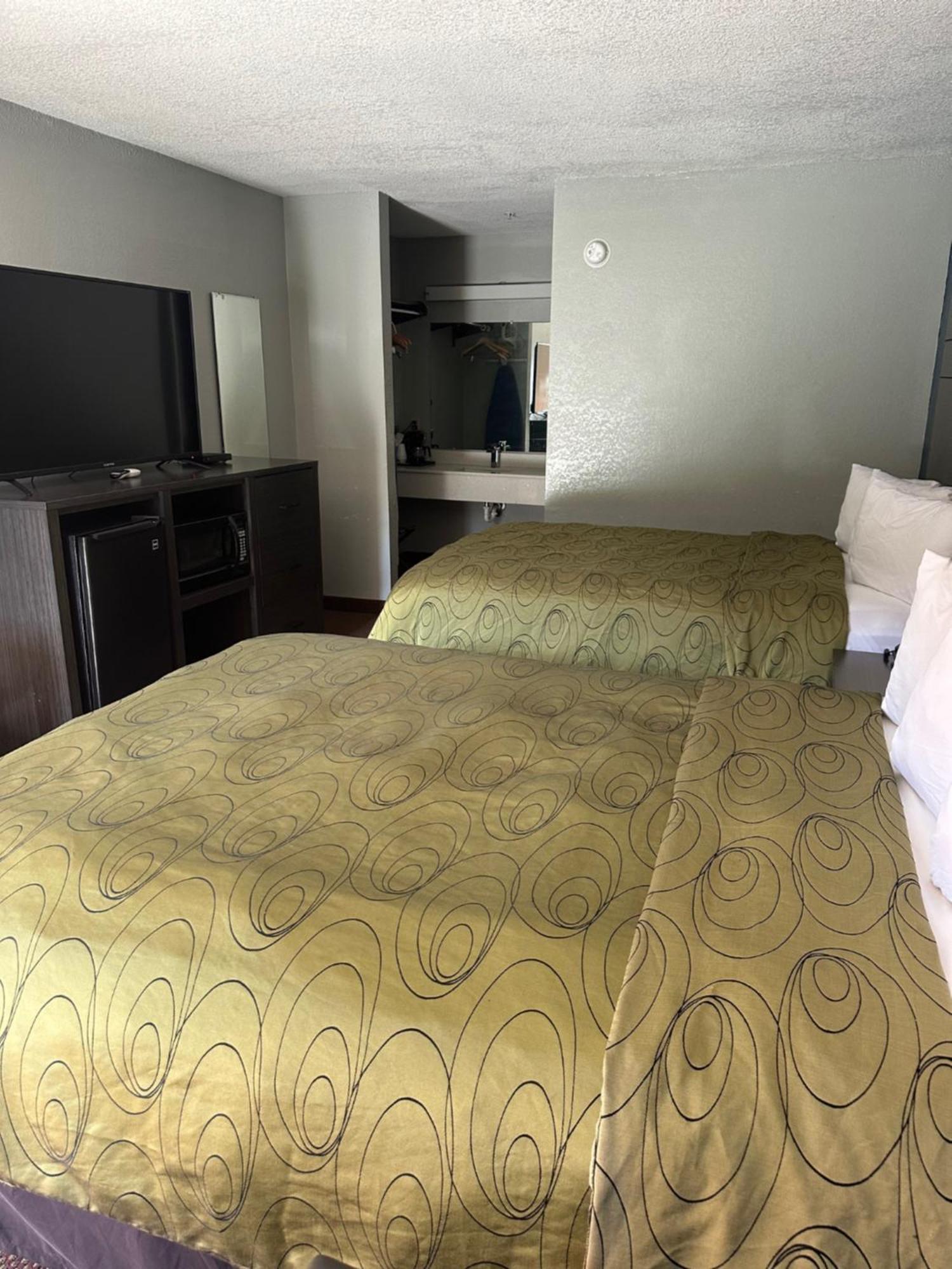 Clairmont Inn & Suites - Warren מראה חיצוני תמונה