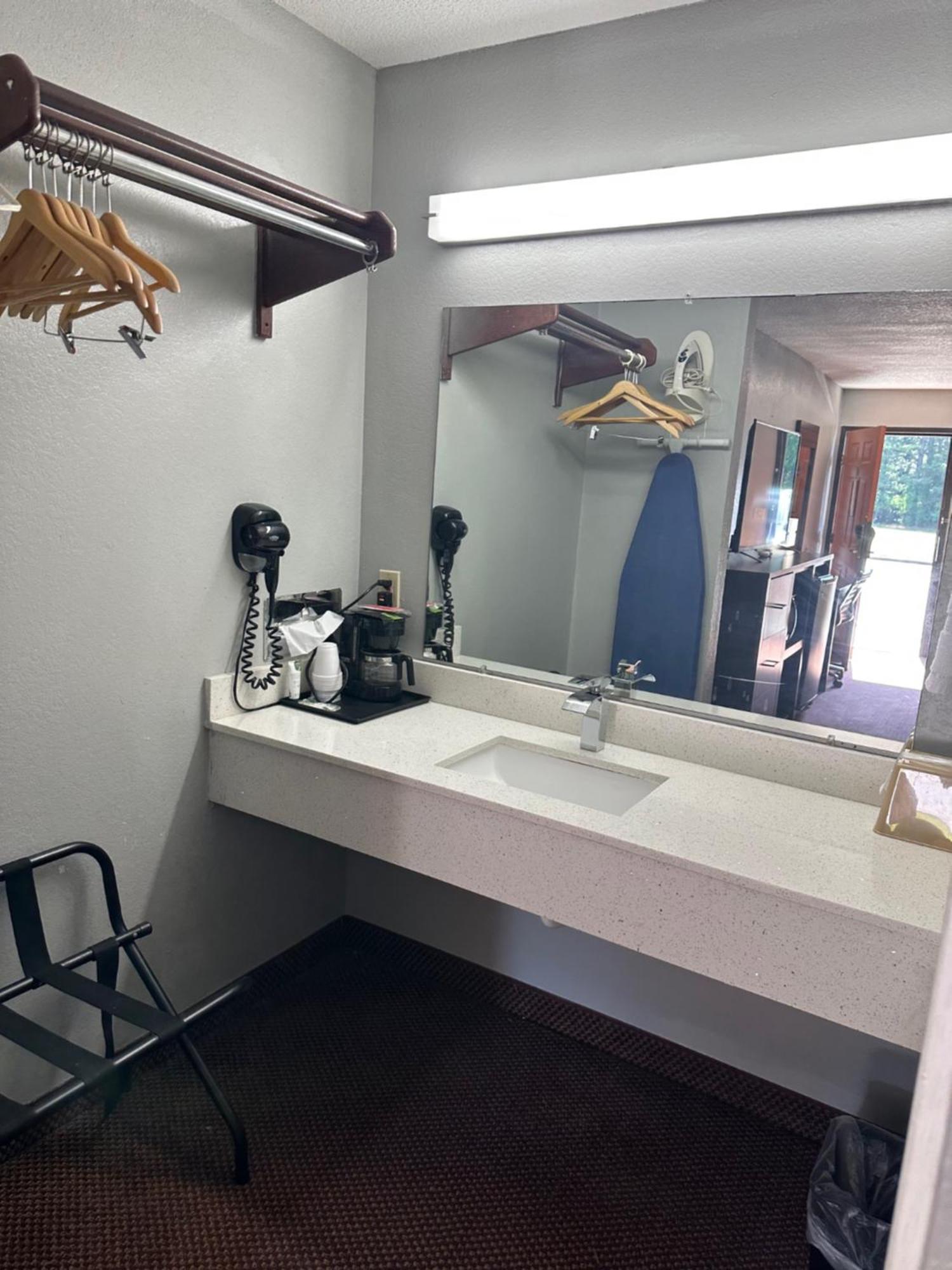 Clairmont Inn & Suites - Warren מראה חיצוני תמונה