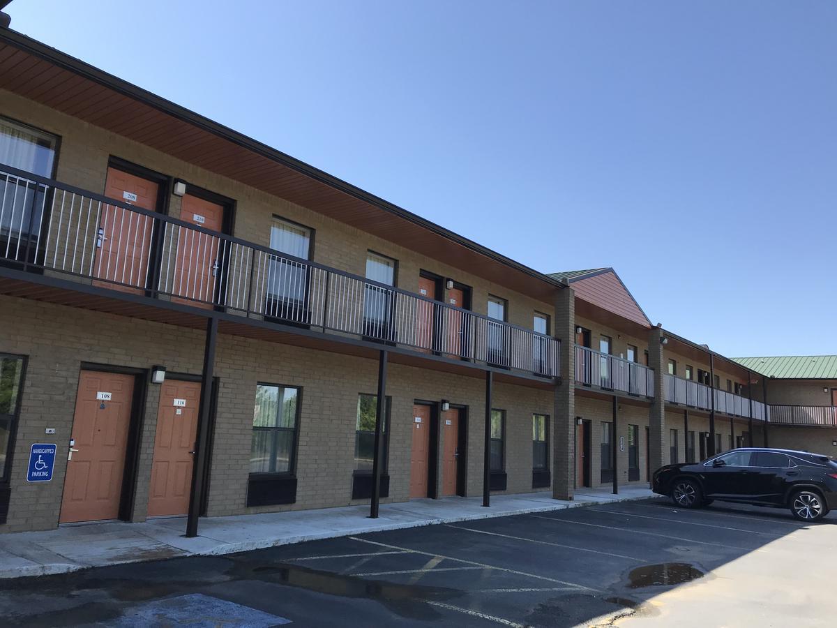 Clairmont Inn & Suites - Warren מראה חיצוני תמונה