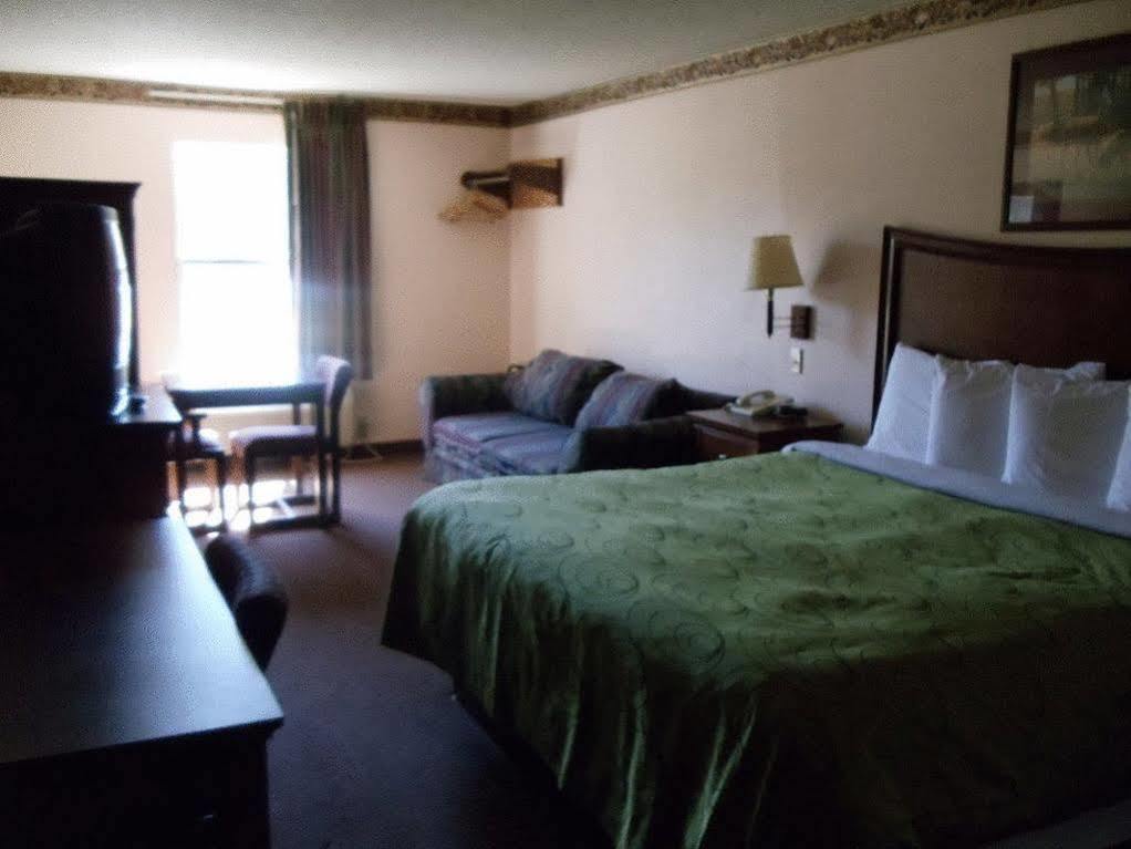 Clairmont Inn & Suites - Warren מראה חיצוני תמונה