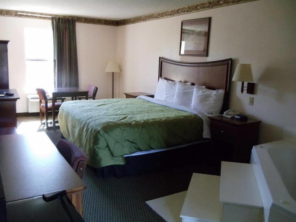 Clairmont Inn & Suites - Warren מראה חיצוני תמונה