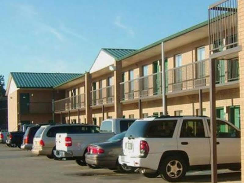 Clairmont Inn & Suites - Warren מראה חיצוני תמונה